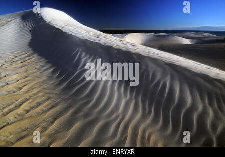 Weiße Sanddünen, geformt von Wind in der Nähe von der Küste des Indischen Ozeans, Nambung National Park, Western Australia Stockfoto