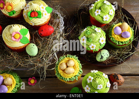 Oster-Cupcakes mit Heu, Essen Nahaufnahme Stockfoto