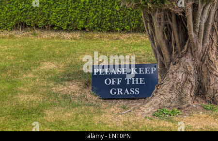 Bitte halten Sie ab der Grass-Mitteilung auf dem Gelände im Blenheim Palace, Heimat der 12. Herzog von Marlborough, in Woodstock, England Stockfoto