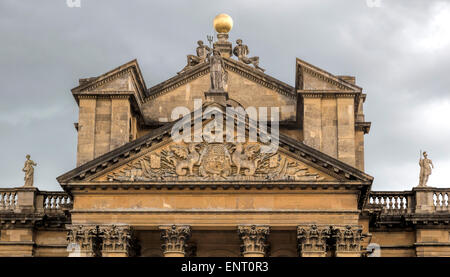 Auf dem Dach und Wappen an der Wand des The Great Court im Blenheim Palace, Woodstock, Oxfordshire, England, Vereinigtes Königreich. Stockfoto