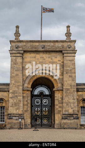 Der Churchill-Standard auf dem Flagstaff Tor (Osttor) an Blenheim Palace, Woodstock, Oxfordshire, England, UK. Stockfoto