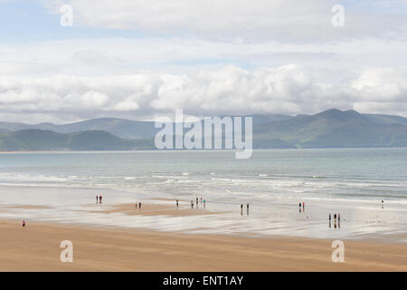 Menschen zu Fuß auf Inch Beach mit der Iveragh-Halbinsel im Hintergrund. County Kerry, Irland. Stockfoto