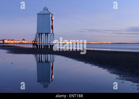 Die hölzerne Leuchtturm steigen in der Abenddämmerung am Strand von Burnham-on-Sea, Somerset. Stockfoto