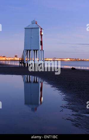 Die hölzerne Leuchtturm steigen in der Abenddämmerung am Strand von Burnham-on-Sea, Somerset. Stockfoto