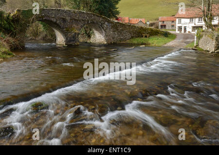 Brücke und Ford in das malerische Dorf Malmsmead, die Einstellung für "Lorna Doone". Exmoor, Somerset. Stockfoto