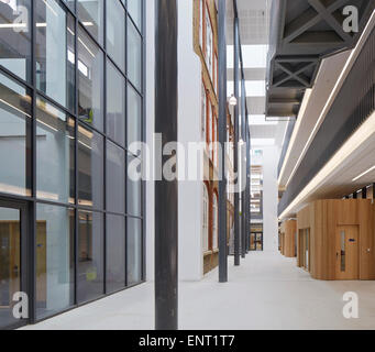 Die Arkade, eine dreifache Höhe Zirkulation Raum. Regent High School, London, Vereinigtes Königreich. Architekt: Walters und Cohen Ltd, 201 Stockfoto