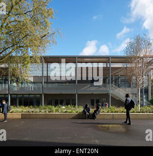 Garten im Innenhof mit Neubau der Wissenschaft. Regent High School, London, Vereinigtes Königreich. Architekt: Walters und Cohen Ltd, 2015. Stockfoto