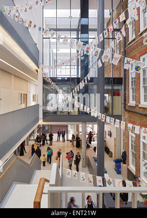 Die Arkade, eine dreifache Höhe Zirkulation Raum. Regent High School, London, Vereinigtes Königreich. Architekt: Walters und Cohen Ltd, 201 Stockfoto