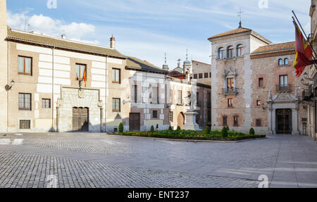 Plaza De La Villa mit Torre de Los Lujanes (Lujanes Turm), eines der ältesten Gebäude in Madrid und Casa de Cisneros, Madrid, Stockfoto