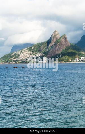 Blick auf den Berg Dois Irmãos, zwei Brüder und Vidigal Favela Slum von Ipanema, Rio De Janeiro, Brasilien Stockfoto