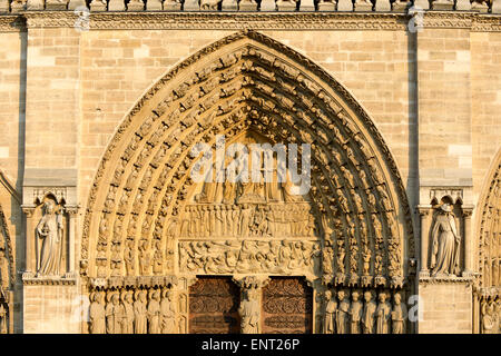 Das jüngste Gericht, zentrale Tympanon über dem Portal der Westfassade, die Kathedrale Notre Dame de Paris, Île De La Cité, Paris Stockfoto