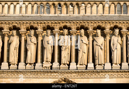 Teil der königlichen Galerie auf der Portal-Zone, Westfassade, die Kathedrale Notre Dame de Paris, Île De La Cité, Paris, Frankreich Stockfoto