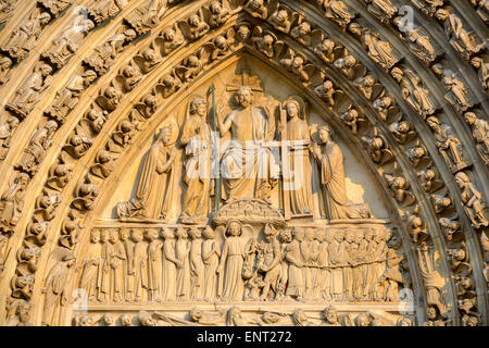 Das jüngste Gericht, zentrale Tympanon über dem Portal der Westfassade, die Kathedrale Notre Dame de Paris, Île De La Cité, Paris Stockfoto