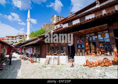 Souvenirs zum Verkauf in traditionellen Häusern, Kruja, Albanien Stockfoto