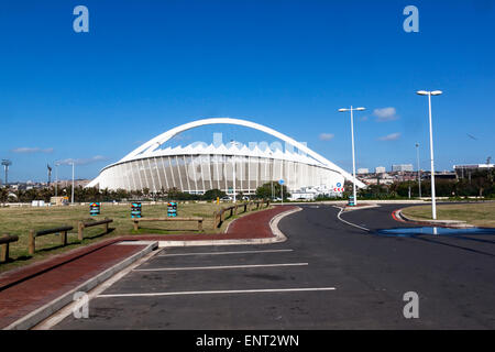 DURBAN, Süd - Afrika, 4. Dezember 2014: Leeren Sie Parkplatz vor Moses Mabhida Stadion Durban, Südafrika Stockfoto