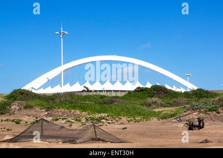 Durban, Südafrika - 4. Dezember 2014: Ansicht vom Strand von Moses Mabhida Stadium in Durban, Südafrika Stockfoto