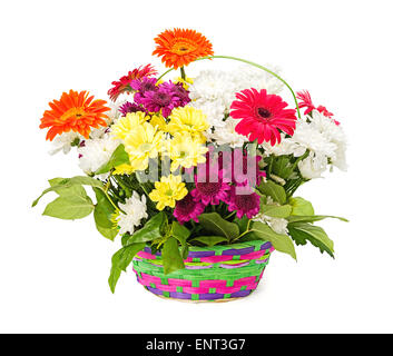 Ein Blumenstrauß in einem Korb eines Geschenks, auf einem weißen Hintergrund isoliert Stockfoto