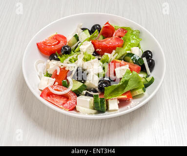 Platte mit dem griechischen Salat auf dem Tisch Stockfoto