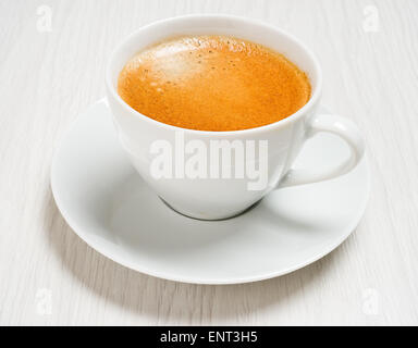 Kaffee Lungo in eine weiße Tasse auf einem Tisch, Nahaufnahme Stockfoto