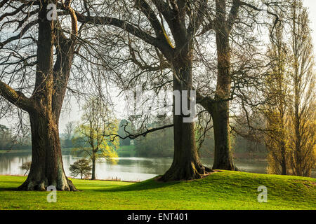 Blick über den See, um den dorischen Tempel in Bowood in Wiltshire. Stockfoto