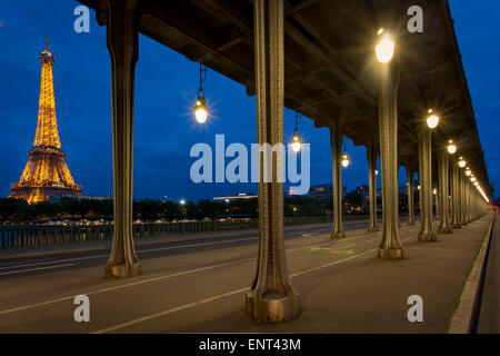 Bir-Hakeim-Brücke mit Eiffelturm über Paris, Frankreich Stockfoto