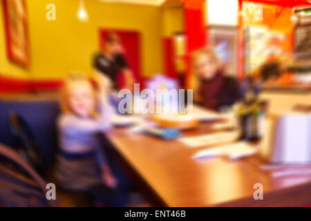 Tochter und Mutter ruhen in einem gemütlichen Café, Hintergrund mit flachen Schärfentiefe-Bokeh Effekt Weichzeichnen Stockfoto