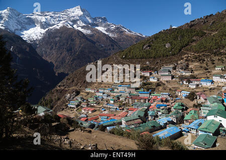 Namche Bazar (3440m) und Kongde Ri (6187m), Everest Trail, Nepal Stockfoto