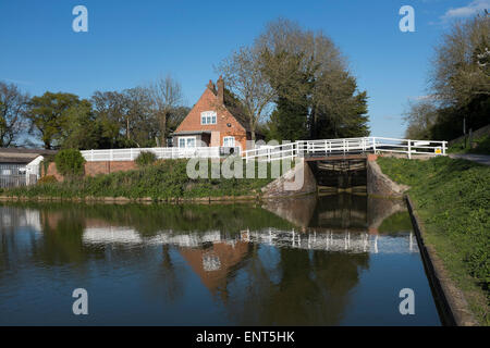 Blick auf das Café und Teestube an Spitze von Caen Hill Lock Flug Devizes Wiltshire Stockfoto