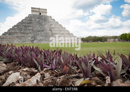 El Castillo (der Kukulkan Tempel) von Chichen Itza Maya Pyramiden in Yucatan, Mexiko. Die Maya nennen "Chich'en Itza" bedeutet "an der Stockfoto