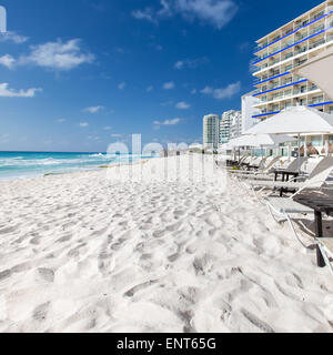 Karibik-Strand mit Sonnenschirmen und Betten. Urlaub-Konzept Stockfoto