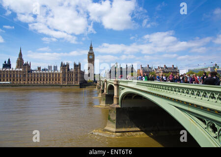 Palast von Westminster und der Elizabeth-Turm, bekannt als Big Ben, gesehen von der Südseite der Westminster Bridge, London, UK Stockfoto