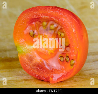 Rote Cherry-Tomaten halbieren. Stockfoto