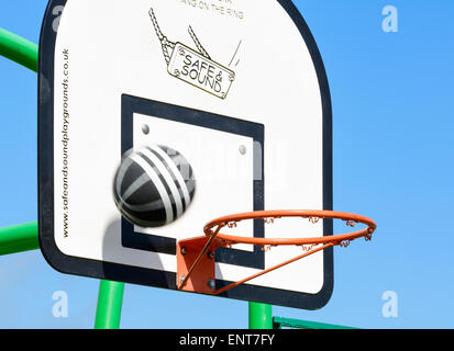 Basketball durch auf einem Reifen und fehlt. Stockfoto