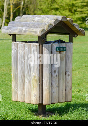 Holz- Abfallbehälter in einem Park. Stockfoto