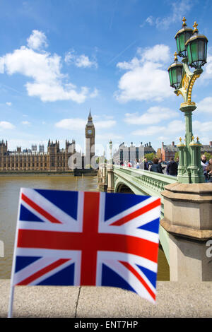 Palast von Westminster und der Elizabeth-Turm, bekannt als Big Ben, gesehen von der Südseite der Westminster Bridge, London, UK Stockfoto