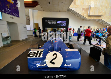 Innenansicht des National Museum of Scotland, zeigt Racing Fahrer Jackie Stewart Ford Tyrrell F1 Rennwagen. Stockfoto