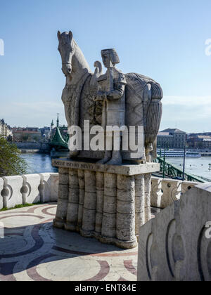 Osteuropa, Ungarn, Budapest, Statue von Str. Stephen (Sv Istvan) außerhalb der Gellert-Berg-Höhle Stockfoto