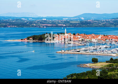 Schöne Küstenstadt Izola - Slowenien von oben Stockfoto