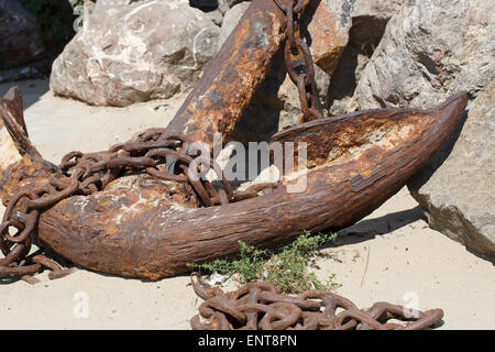 Ein großes Fragment der alten verwitterte rostige Schiff Anker Stockfoto