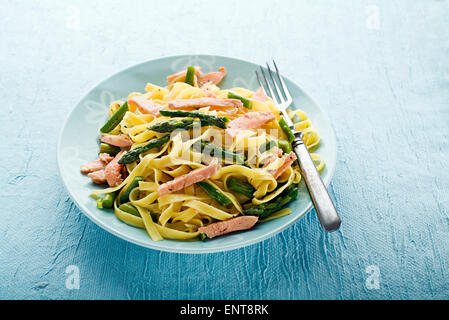 Frische Nudeln mit geräuchertem Lachs und Spargel in die sauce Stockfoto