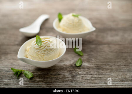 Eis auf einem hölzernen Hintergrund hautnah Stockfoto