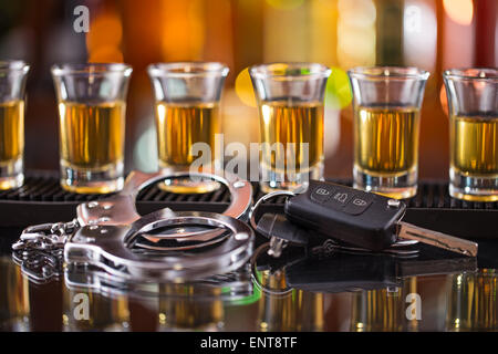 Glas Whiskey und Auto Schlüssel, fahren unter Alkoholeinfluss Stockfoto