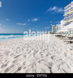 Karibik-Strand mit Sonnenschirmen und Betten. Urlaub-Konzept Stockfoto