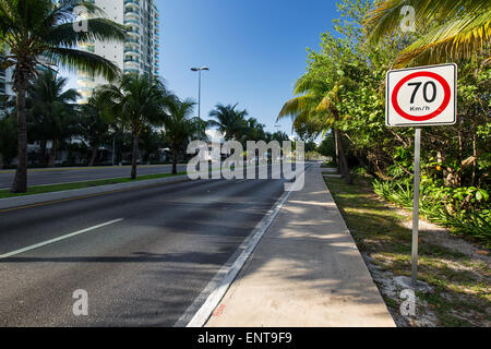 Siebzig Kilometer pro Stunde Höchstgeschwindigkeit karibischen Straße unterwegs Stockfoto