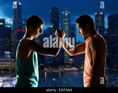 zwei junge Männer Armdrücken Stockfoto