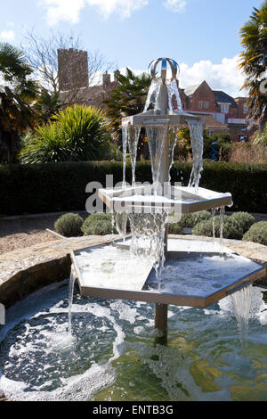 Ein Brunnen in den ummauerten Gärten des Cannington, Somerset UK Stockfoto