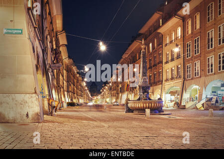 Nachtansicht auf der Gasse Kramgasse in Bern Stockfoto