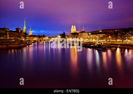 Skyline von Zürich und die Limmat in der Nacht Stockfoto