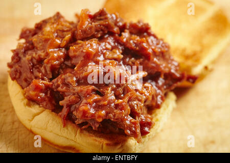 Schweinefleisch, eine Tradition Essen aus den Südstaaten der USA gezogen. Es wird hier auf einem Burger-Brötchen, eine gängige Methode, es heute zu Essen serviert. Stockfoto