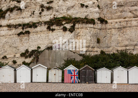 Strandhütten in einer Linie mit Bier, Devon, UK Stockfoto